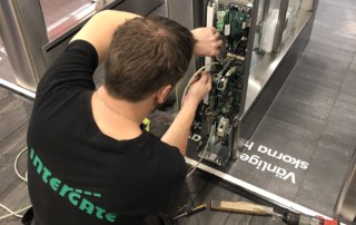 Våra tekniker installerar speedgate FirstLane på ett gym